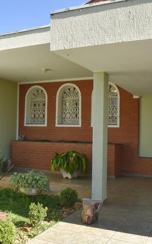 Casa à venda com 197m², 3 quartos e 3 vagas Casa à venda com 197m², 3 quartos e 3 vagasFachada