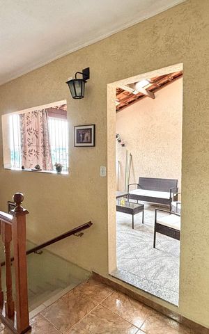 Casa à venda com 120m², 2 quartos e 1 vaga Casa à venda com 120m², 2 quartos e 1 vagaEscada