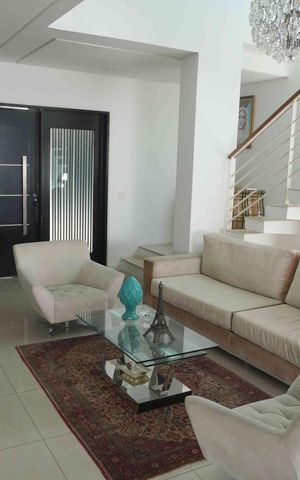 Casa de condomínio à venda com 350m², 3 quartos e 6 vagasEntrada