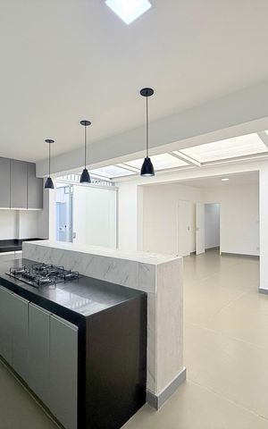 Casa para alugar com 263m², 4 quartos e 2 vagas Casa para alugar com 263m², 4 quartos e 2 vagasCozinha