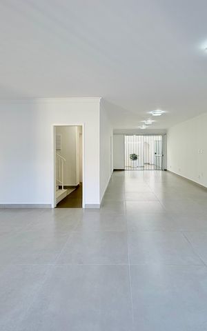 Casa para alugar com 263m², 4 quartos e 2 vagas Casa para alugar com 263m², 4 quartos e 2 vagasSala