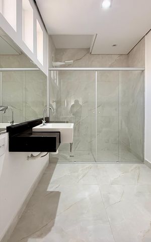 Casa para alugar com 263m², 4 quartos e 2 vagas Casa para alugar com 263m², 4 quartos e 2 vagasBanheiro Suíte