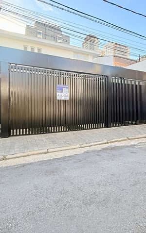 Casa para alugar com 263m², 4 quartos e 2 vagas Casa para alugar com 263m², 4 quartos e 2 vagasFachada