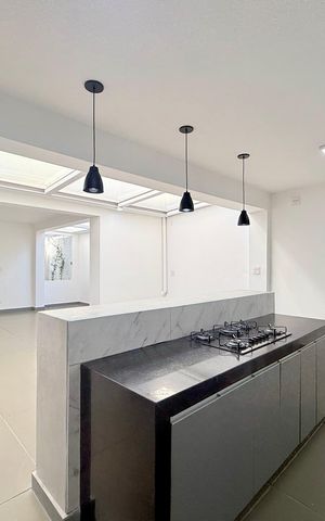 Casa para alugar com 263m², 4 quartos e 2 vagas Casa para alugar com 263m², 4 quartos e 2 vagasCozinha