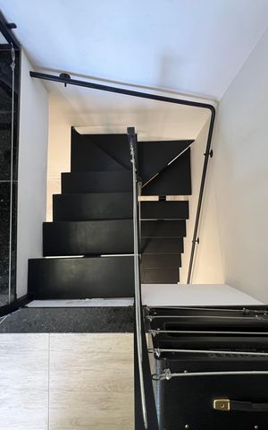 Apartamento à venda com 220m², 3 quartos e 2 vagas Apartamento à venda com 220m², 3 quartos e 2 vagasEscada