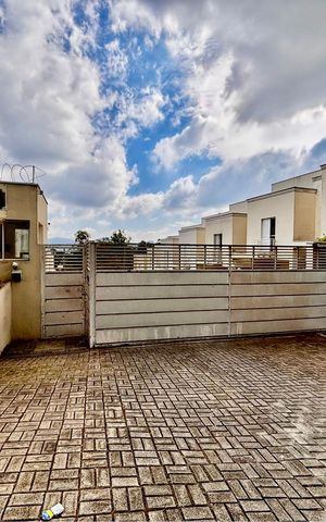 Casa de condomínio à venda com 110m², 3 quartos e 2 vagas Casa de condomínio à venda com 110m², 3 quartos e 2 vagasFachada condomínio