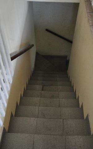 Casa para alugar com 120m², 2 quartos e sem vagaEscada de acesso