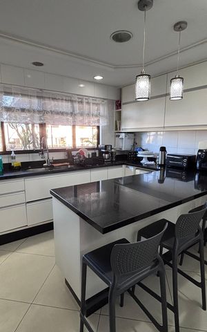 Apartamento à venda com 217m², 5 quartos e 4 vagas Apartamento à venda com 217m², 5 quartos e 4 vagasCozinha