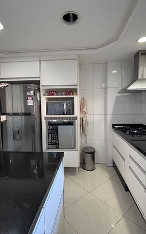 Apartamento à venda com 217m², 5 quartos e 4 vagas Apartamento à venda com 217m², 5 quartos e 4 vagasCozinha