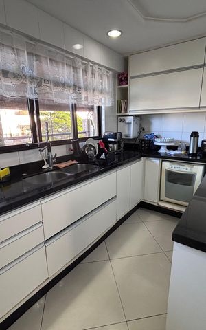 Apartamento à venda com 217m², 5 quartos e 4 vagas Apartamento à venda com 217m², 5 quartos e 4 vagasCozinha