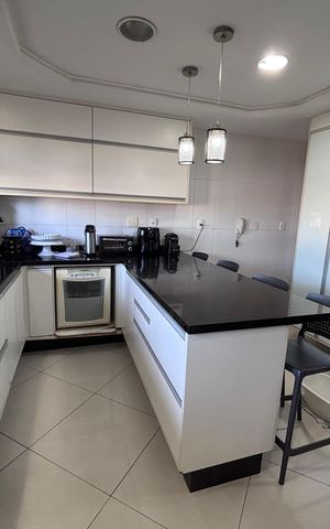Apartamento à venda com 217m², 5 quartos e 4 vagas Apartamento à venda com 217m², 5 quartos e 4 vagasCozinha