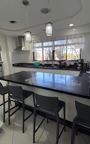 Apartamento à venda com 217m², 5 quartos e 4 vagas Apartamento à venda com 217m², 5 quartos e 4 vagasCozinha