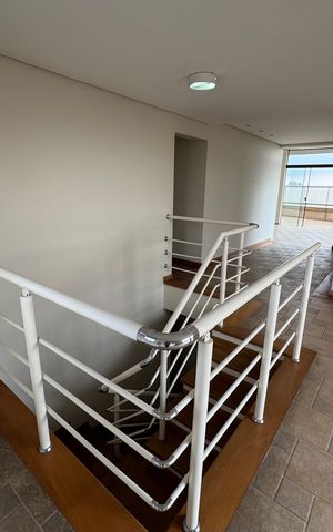 Apartamento à venda com 492m², 5 quartos e 5 vagas Apartamento à venda com 492m², 5 quartos e 5 vagasEscada