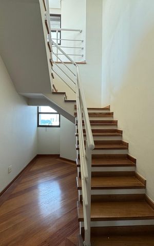 Apartamento à venda com 492m², 5 quartos e 5 vagas Apartamento à venda com 492m², 5 quartos e 5 vagasEscada