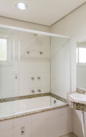 Casa à venda com 550m², 6 quartos e 4 vagas Casa à venda com 550m², 6 quartos e 4 vagasBanheiro da Suíte 1