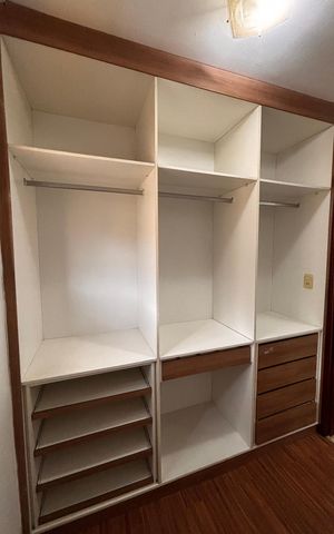 Casa à venda com 180m², 3 quartos e 5 vagas Casa à venda com 180m², 3 quartos e 5 vagasCloset