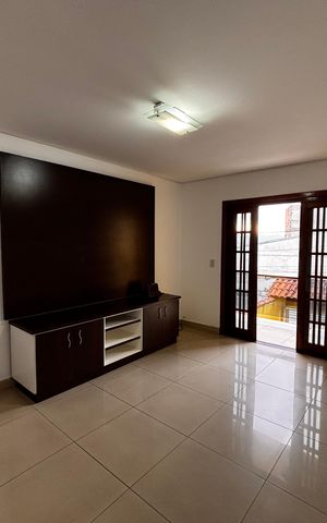 Casa à venda com 180m², 3 quartos e 5 vagas Casa à venda com 180m², 3 quartos e 5 vagasSala