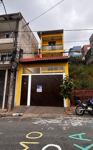 Casa à venda com 180m², 3 quartos e 5 vagas Casa à venda com 180m², 3 quartos e 5 vagasFachada
