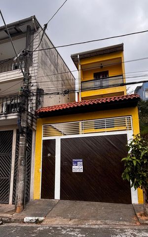 Casa à venda com 180m², 3 quartos e 5 vagas Casa à venda com 180m², 3 quartos e 5 vagasFachada