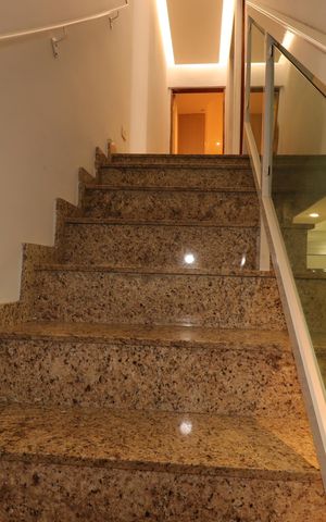 Casa para alugar com 454m², 4 quartos e 8 vagasEscada para os Quartos