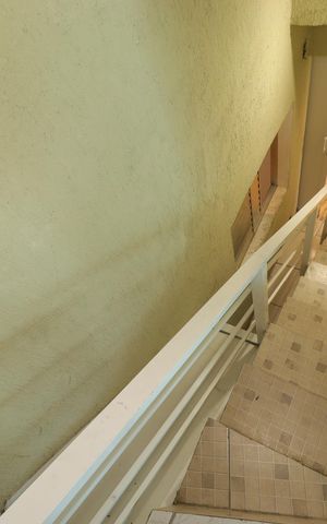Casa para alugar com 454m², 4 quartos e 8 vagasEscada para a academia