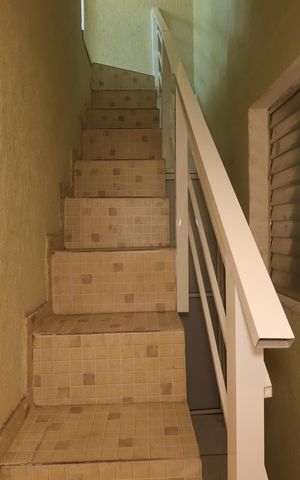 Casa para alugar com 454m², 4 quartos e 8 vagasEscada para a academia