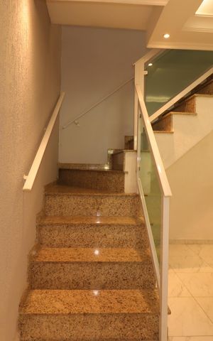 Casa para alugar com 454m², 4 quartos e 8 vagasEscada para os Quartos