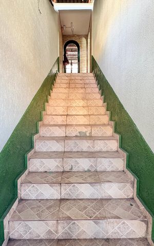 Casa à venda com 140m², 3 quartos e 3 vagas Casa à venda com 140m², 3 quartos e 3 vagasEscada de entrada