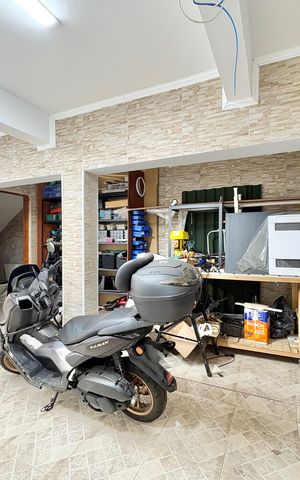Casa à venda com 140m², 3 quartos e 3 vagas Casa à venda com 140m², 3 quartos e 3 vagasGaragem