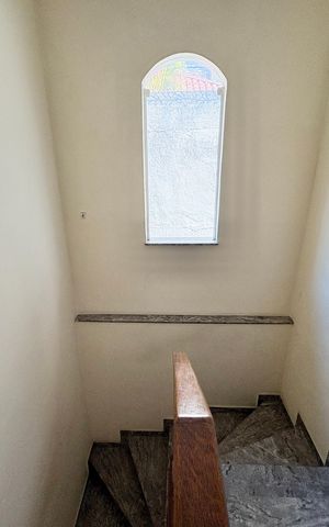 Casa à venda com 140m², 3 quartos e 3 vagas Casa à venda com 140m², 3 quartos e 3 vagasEscada