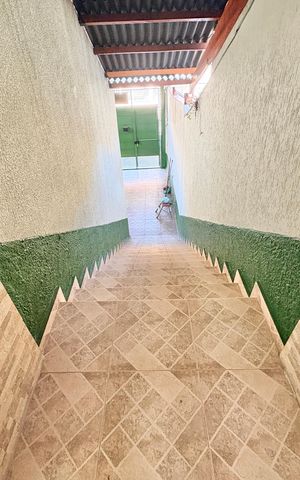 Casa à venda com 140m², 3 quartos e 3 vagas Casa à venda com 140m², 3 quartos e 3 vagasEscada de entrada