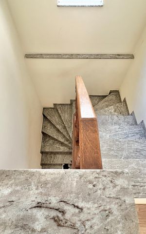 Casa à venda com 140m², 3 quartos e 3 vagas Casa à venda com 140m², 3 quartos e 3 vagasEscada