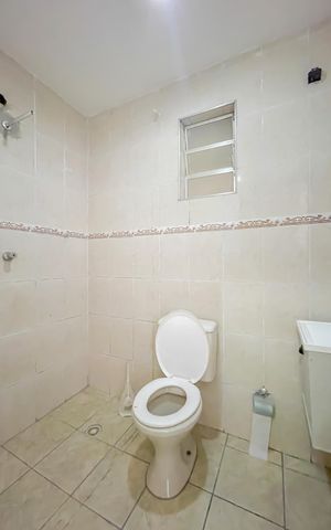 Casa à venda com 180m², 6 quartos e 2 vagas Casa à venda com 180m², 6 quartos e 2 vagasBanheiro 2