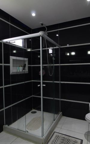 Casa de condomínio à venda com 310m², 5 quartos e 3 vagasBanheiro Social 1