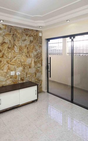 Casa à venda com 330m², 5 quartos e 2 vagas Casa à venda com 330m², 5 quartos e 2 vagasSala
