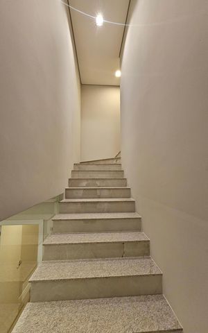 Casa de condomínio à venda com 330m², 4 quartos e 6 vagas Casa de condomínio à venda com 330m², 4 quartos e 6 vagasCorredor