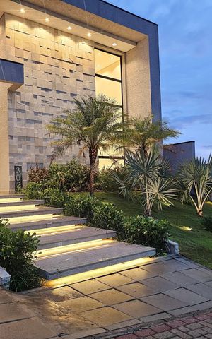 Casa de condomínio à venda com 330m², 4 quartos e 6 vagas Casa de condomínio à venda com 330m², 4 quartos e 6 vagasFachada