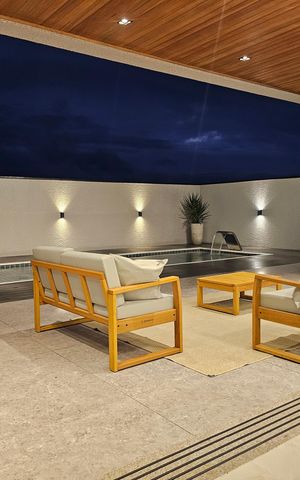 Casa de condomínio à venda com 330m², 4 quartos e 6 vagas Casa de condomínio à venda com 330m², 4 quartos e 6 vagasÁrea externa