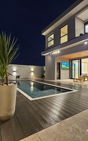 Casa de condomínio à venda com 330m², 4 quartos e 6 vagas Casa de condomínio à venda com 330m², 4 quartos e 6 vagasÁrea externa