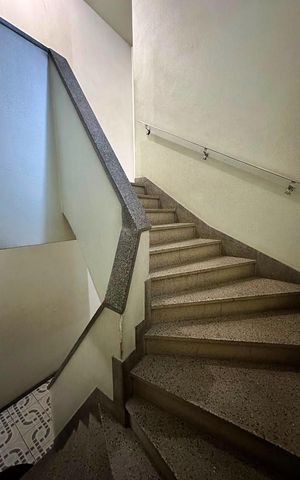 Apartamento à venda com 50m², 1 quarto e 1 vaga Apartamento à venda com 50m², 1 quarto e 1 vagaEscada