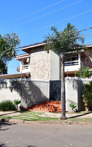 Casa à venda com 330m², 4 quartos e 3 vagasFachada