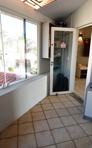 Casa à venda com 330m², 4 quartos e 3 vagasEscritório