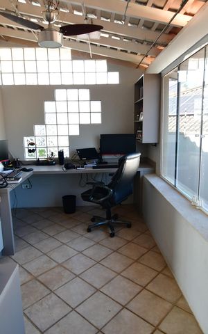 Casa à venda com 330m², 4 quartos e 3 vagasEscritório