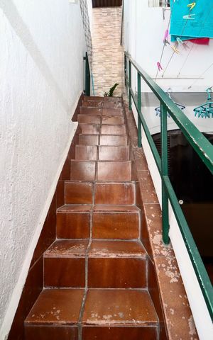 Casa para alugar com 105m², 5 quartos e 2 vagas Casa para alugar com 105m², 5 quartos e 2 vagasEscada