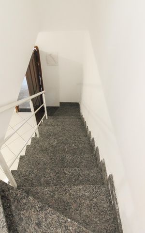 Casa de condomínio à venda com 72m², 2 quartos e 2 vagas Casa de condomínio à venda com 72m², 2 quartos e 2 vagasEscada