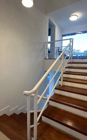 Casa de condomínio para alugar com 654m², 5 quartos e 4 vagas Casa de condomínio para alugar com 654m², 5 quartos e 4 vagasEscada