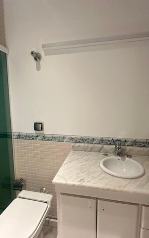 Casa de condomínio para alugar com 654m², 5 quartos e 4 vagas Casa de condomínio para alugar com 654m², 5 quartos e 4 vagasBanheiro da Suíte 2