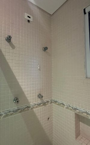 Casa de condomínio para alugar com 654m², 5 quartos e 4 vagas Casa de condomínio para alugar com 654m², 5 quartos e 4 vagasBanheiro da Suíte 3