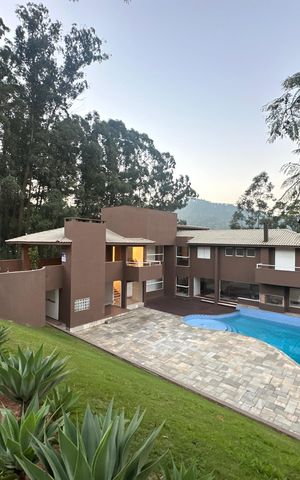 Casa de condomínio para alugar com 654m², 5 quartos e 4 vagas Casa de condomínio para alugar com 654m², 5 quartos e 4 vagasFachada