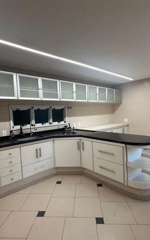 Casa de condomínio para alugar com 654m², 5 quartos e 4 vagas Casa de condomínio para alugar com 654m², 5 quartos e 4 vagasCozinha
